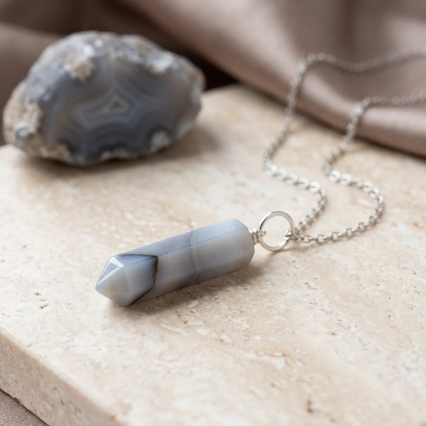 Pendentif pointe en agate grise du Botswana rubanée, bijou de lithothérapie