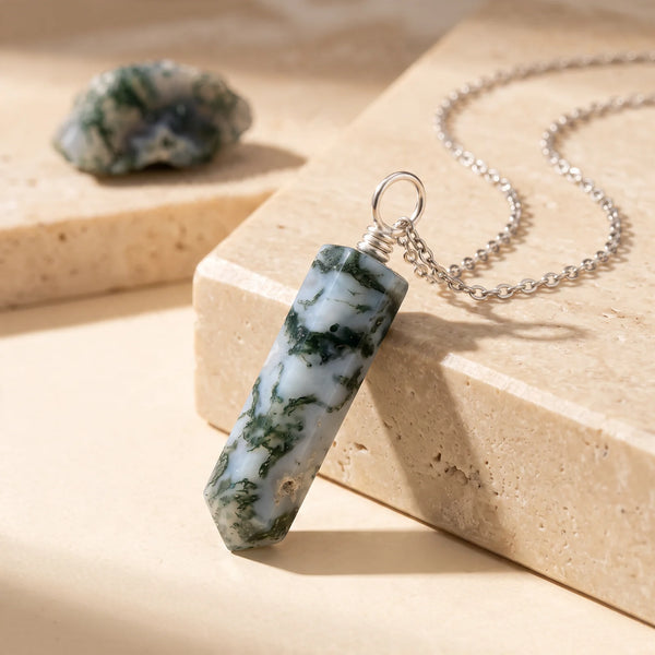 Pendentif pointe en agate mousse bleutée aux inclusions vertes, pierre véritable