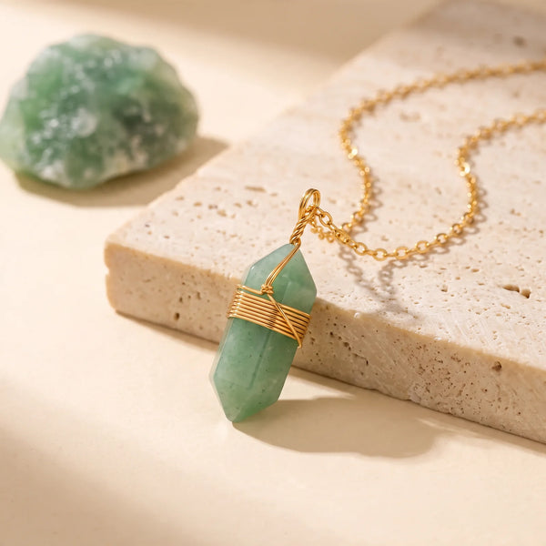 Pendentif pointe en aventurine verte, idée cadeau bijou doré en pierre naturelle