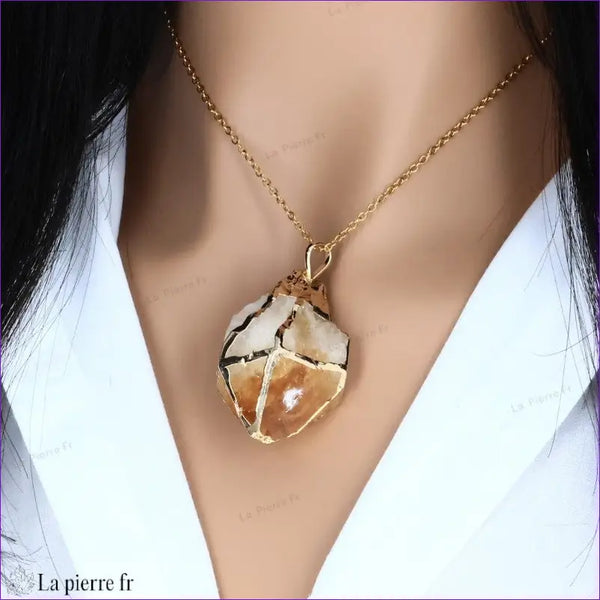 Pendentif en Citrine Pointe brute, pierre naturelle jaune-orange du Brésil. Bijou lithothérapie raffiné avec chaîne dorée, parfait pour attirer joie et prospérité.