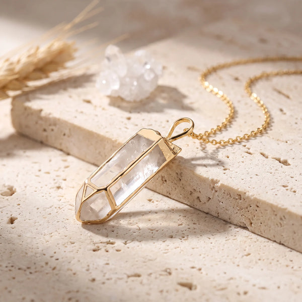 Pendentif pointe de cristal de roche sertie dorée, bijou de lithothérapie en quartz