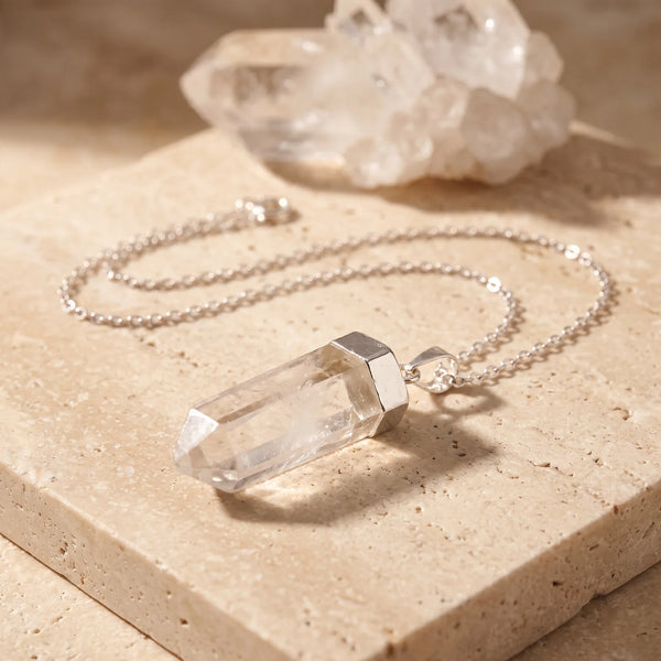 Pendentif pointe de cristal de roche du Brésil, pièce unique numérotée de 3 à 4 cm