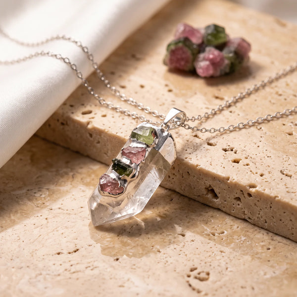 Pendentif cristal de roche serti de tourmaline melon rose et verte, bijou de lithothérapie