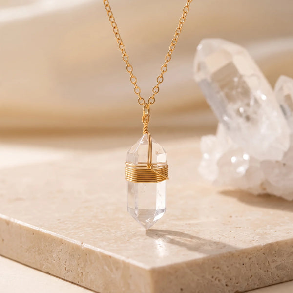 Pendentif pointe cristal de roche transparente entourée de fil doré