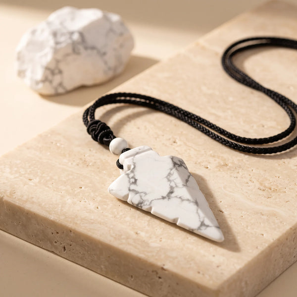 Pendentif pointe de flèche en howlite blanche veinée de gris, idée cadeau sur cordon noir