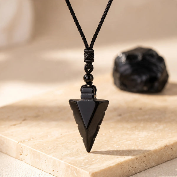 Pendentif flèche en obsidienne noire polie, bijou de lithothérapie sur cordon ajustable