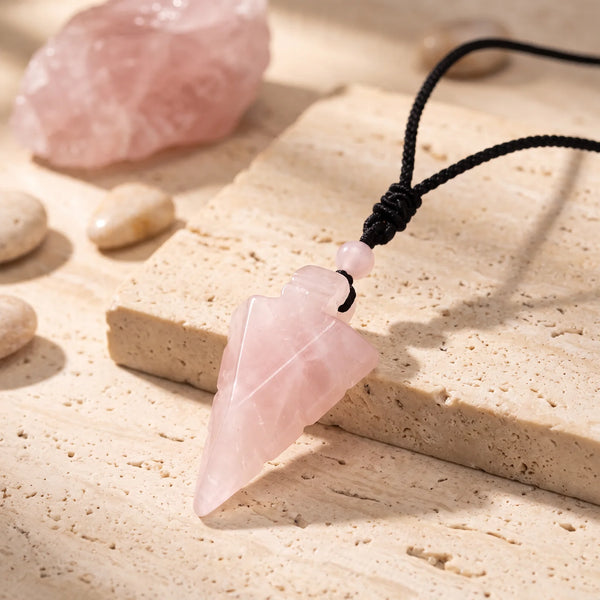 Pendentif flèche en quartz rose poudré sur cordon noir, bijou de lithothérapie
