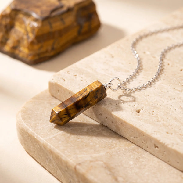 Pendentif pointe facettée en œil de tigre doré, bijou de lithothérapie sur chaîne