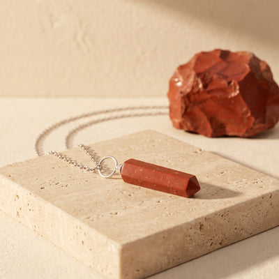 Pendentif pointe en jaspe rouge brique, idée cadeau bijou en pierre naturelle
