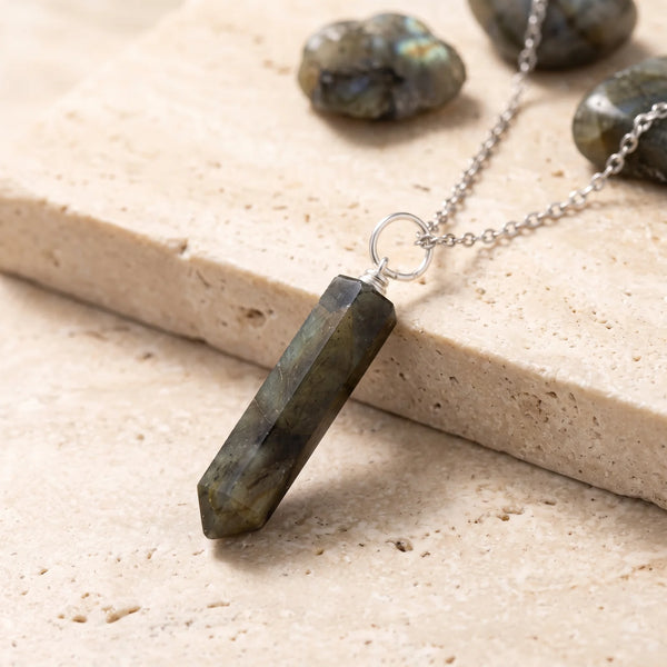 Pendentif pointe en labradorite grise aux reflets bleu-vert, bijou de lithothérapie