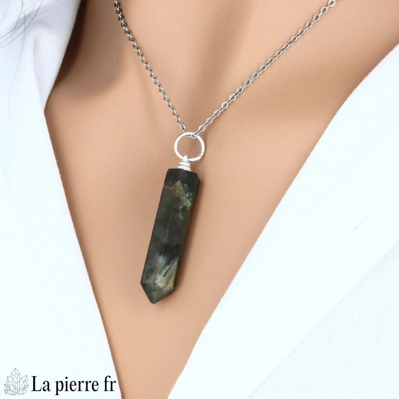 pendentif labradorite pointe de madagascar pierre naturelle reflets bleus lithothérapie