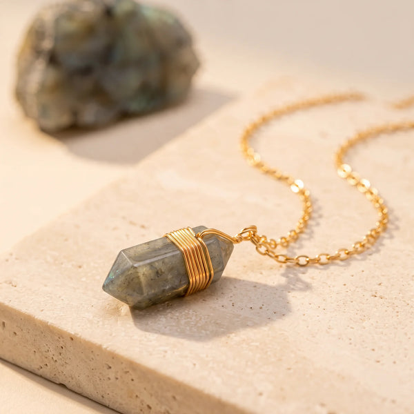 Pendentif pointe labradorite véritable, pierre grise aux reflets et fil doré