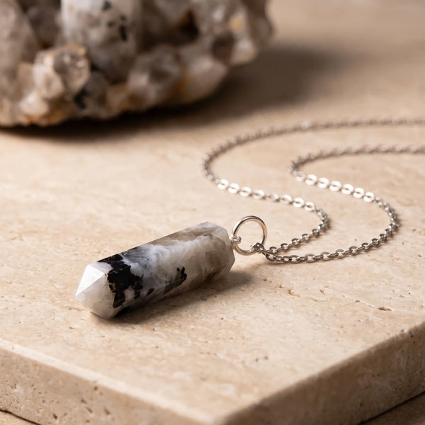 Pendentif pointe en péristérite blanche et grise, bijou de lithothérapie