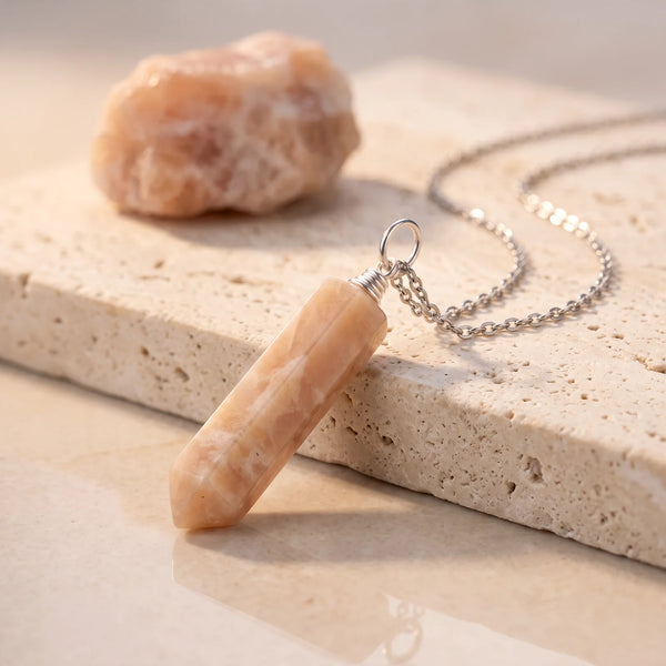 Pendentif pointe en pierre de lune rose pêche, bijou de lithothérapie sur chaîne