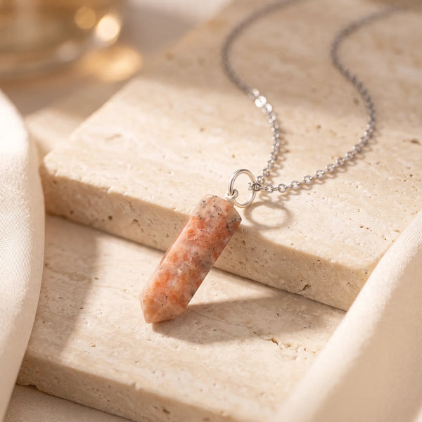 Pendentif pointe en pierre de soleil pailletée, idée cadeau bijou en pierre naturelle