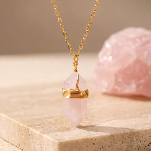 Pendentif pointe quartz rose, idée cadeau femme en pierre rose et fil doré