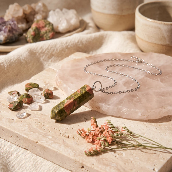 Pendentif pointe en unakite vert et rose, idée cadeau bijou en pierre naturelle