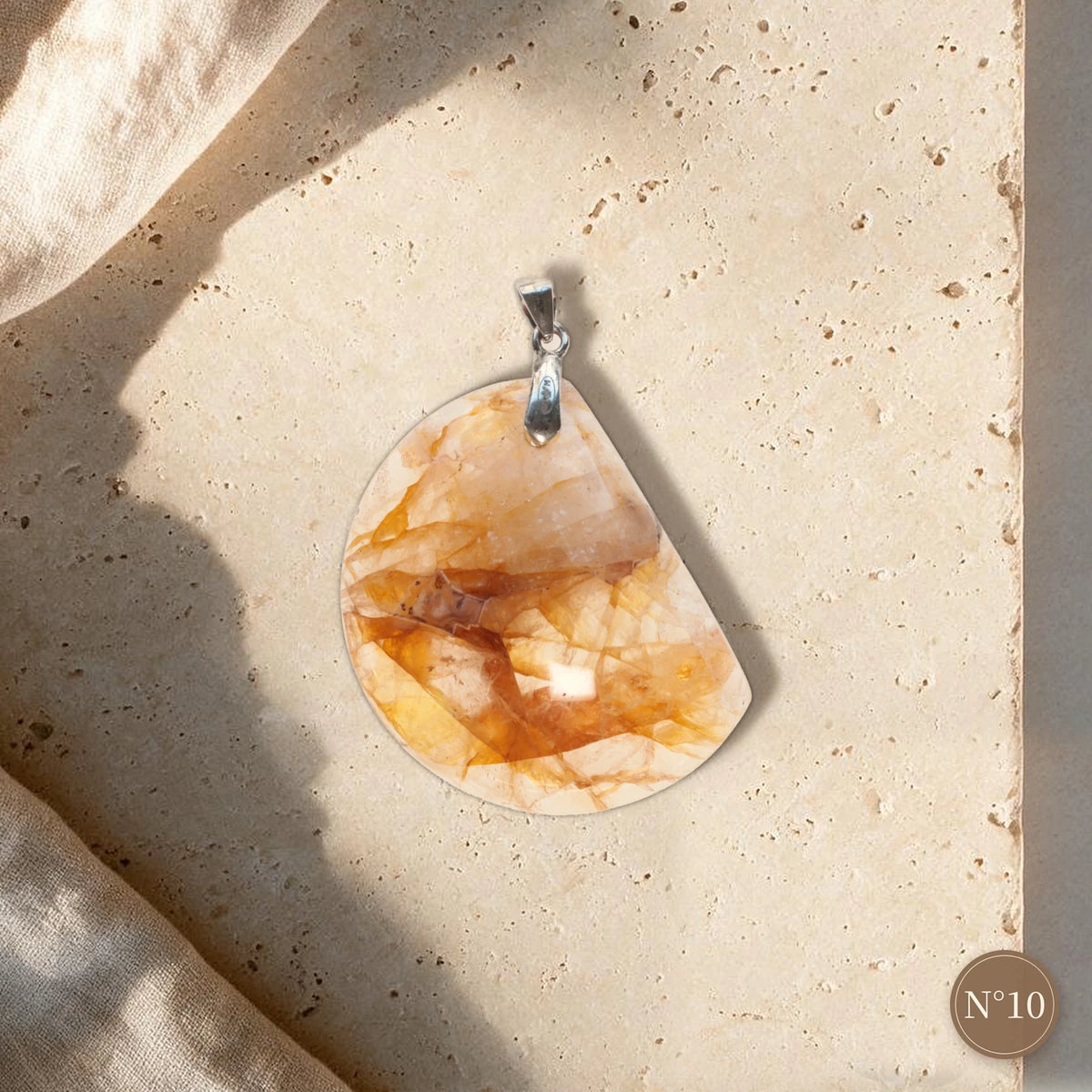 Pendentif pierre jaune N°10, forme libre en quartz hématoïde aux entrelacs ocre et rouille