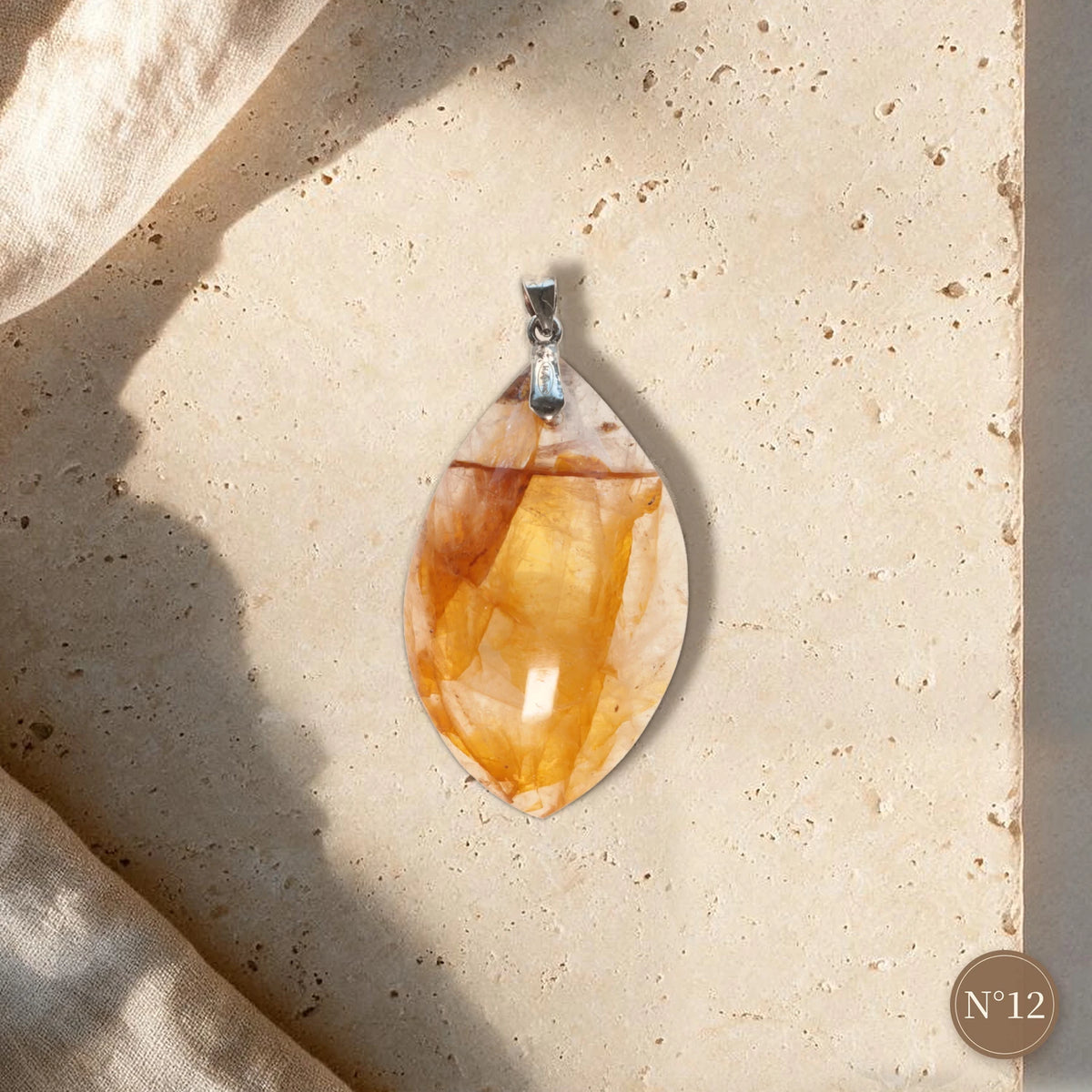 Pendentif pierre fine N°12, navette en quartz hématoïde ambré traversé de fines lignes rouille