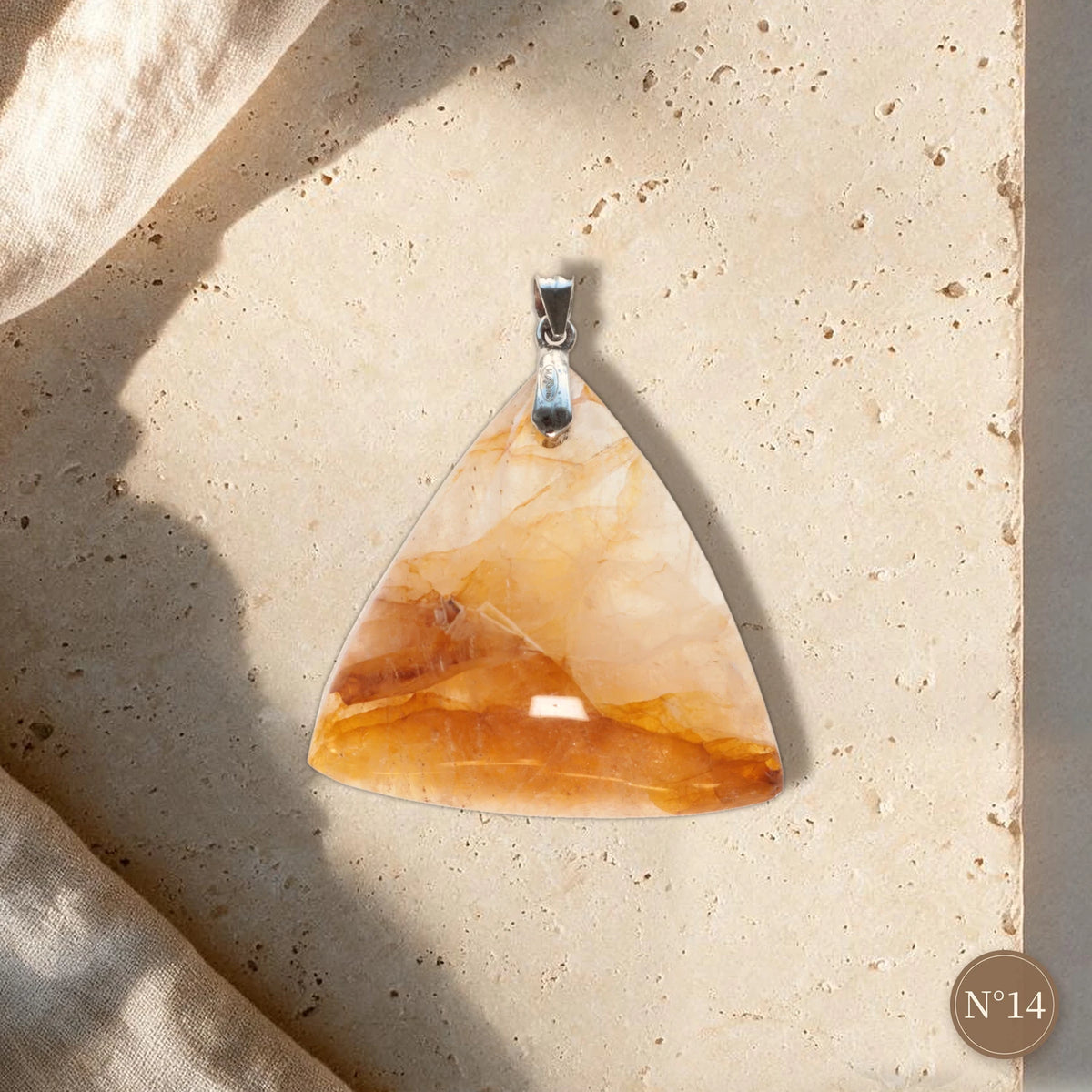 Pendentif pierre jaune N°14, triangle en quartz hématoïde laiteux à base ocre rouille, pièce unique