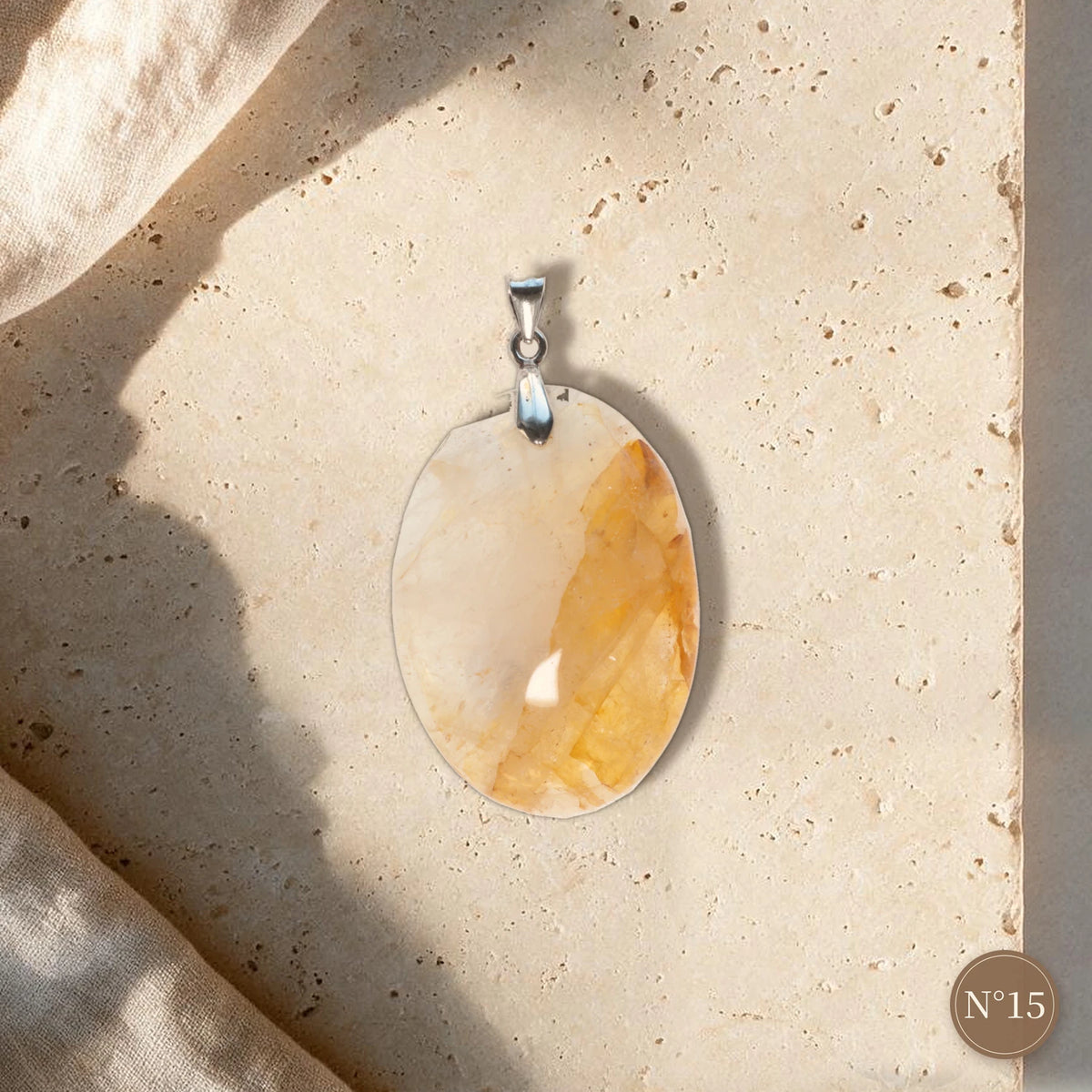 Pendentif quartz hématoïde N°15, ovale presque translucide au voile jaune pâle, bélière argentée