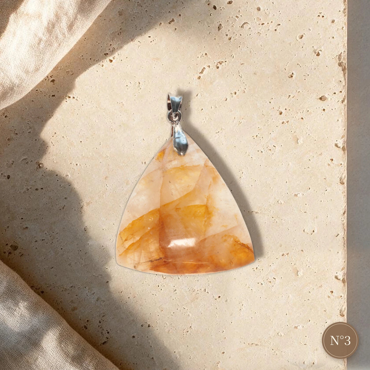 Quartz hématoïde pendentif N°3, triangle aux angles doux voilé de jaune miel, pièce unique