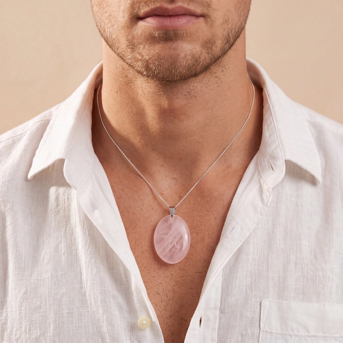Pendentif ovale en quartz rose porté par un homme, pierre plate sur cordon ou chaîne