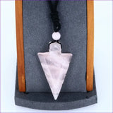Collier-pendentif en quartz rose naturel en forme de flèche | La Pierre Fr