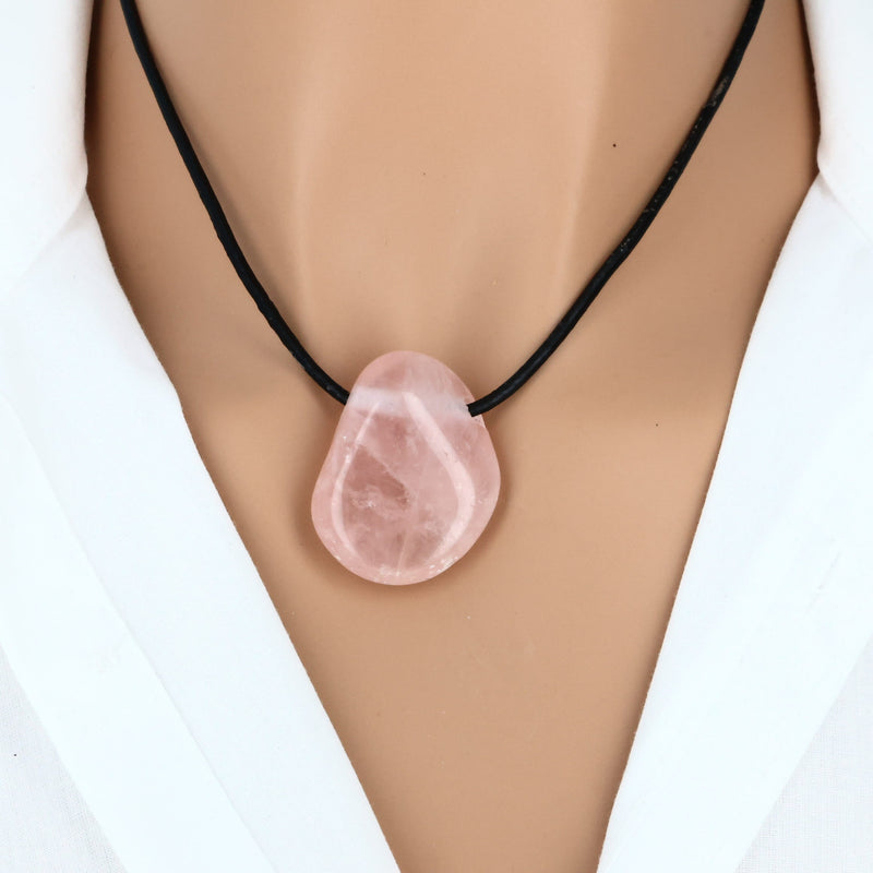 Pendentif en Quartz Rose roulé et percé, pierre naturelle de Madagascar