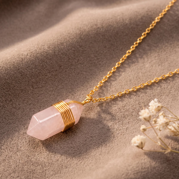 Pendentif quartz rose en pointe biterminée, fil doré enroulé