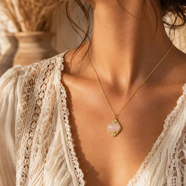 Pendentif quartz rose ROSALIE® porté par une femme, médaillon vintage sur chaîne fine
