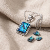 Collier Pendentif Rectangle en Nacre Bleue, Cadre Argenté Ciselé