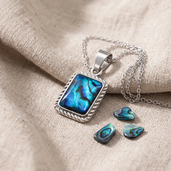 Pendentif rectangle en nacre d'ormeau bleue sur un lin naturel avec des éclats de nacre
