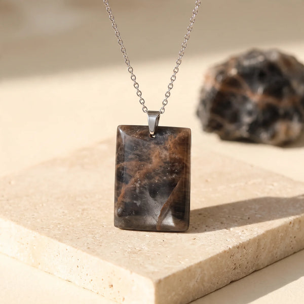 Pendentif rectangle en pierre de lune noire irisée, bijou de lithothérapie sur chaîne argentée