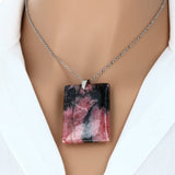 Pendentif Rhodonite – pierre rose et noire plate
