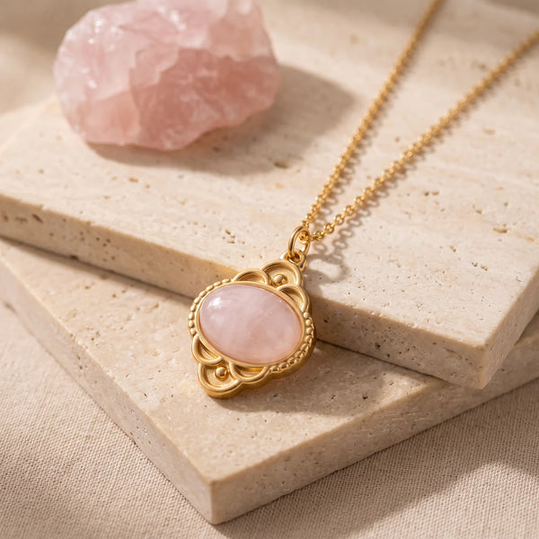 Collier quartz rose en médaillon vintage doré, bijou romantique en pierre naturelle