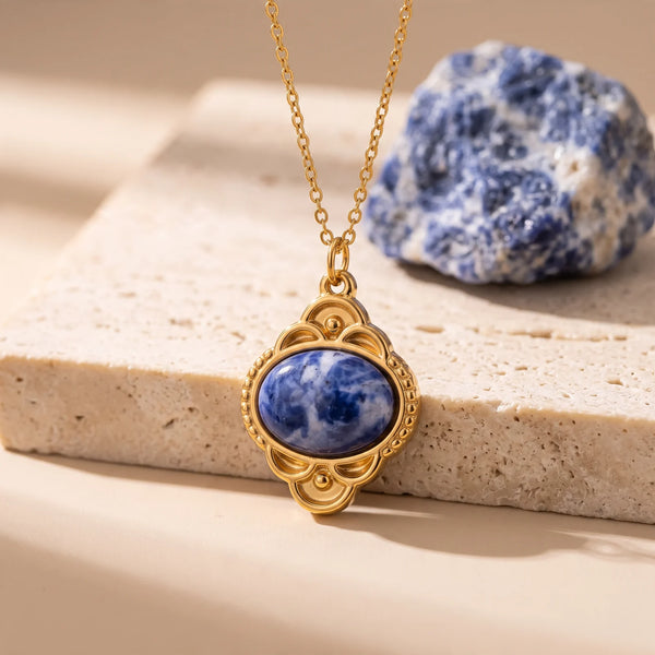 Pendentif sodalite bleue sur médaillon vintage en acier doré, collier pierre naturelle femme