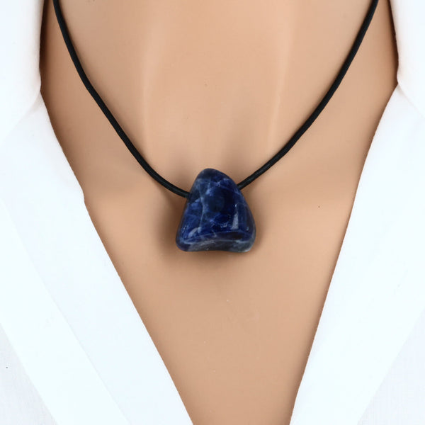 Pendentif en Sodalite roulée et percée, pierre naturelle de Namibie