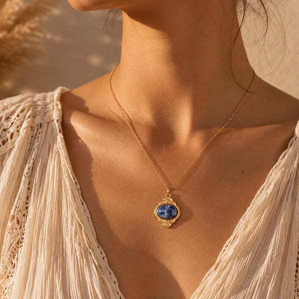 Pendentif sodalite ROSALIE® porté par une femme, médaillon vintage sur chaîne fine