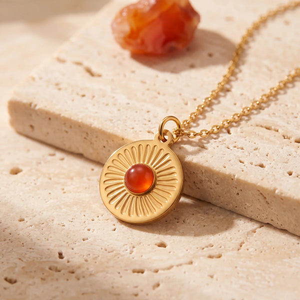Collier médaille soleil en cornaline orange, idée cadeau bijou doré en pierre naturelle