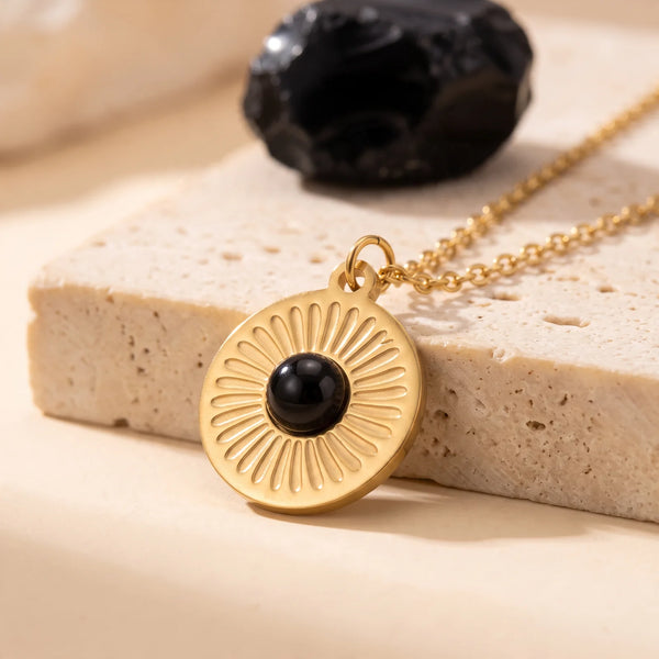 Collier médaille soleil dorée et onyx noir, bijou élégant en pierre naturelle pour femme