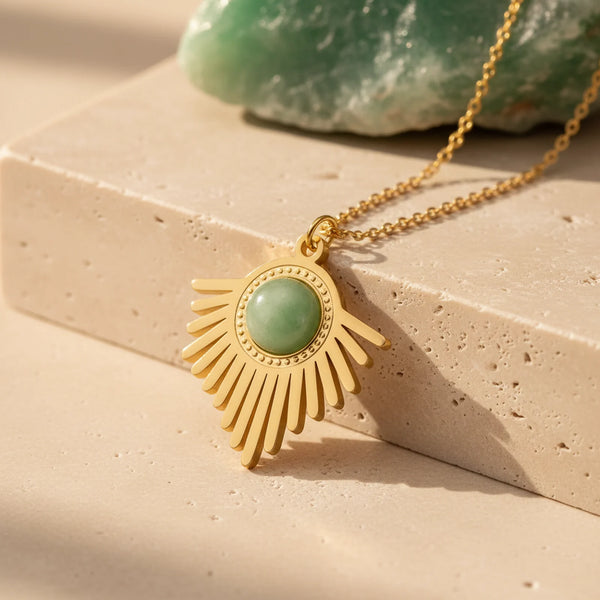 Collier aventurine verte sur pendentif soleil à rayons doré, bijou femme en pierre