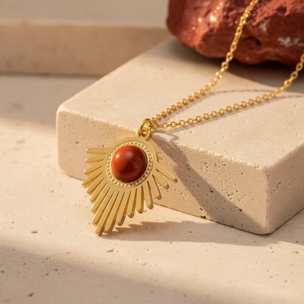 Pendentif jaspe rouge sur soleil doré à rayons, idée cadeau bijou en pierre