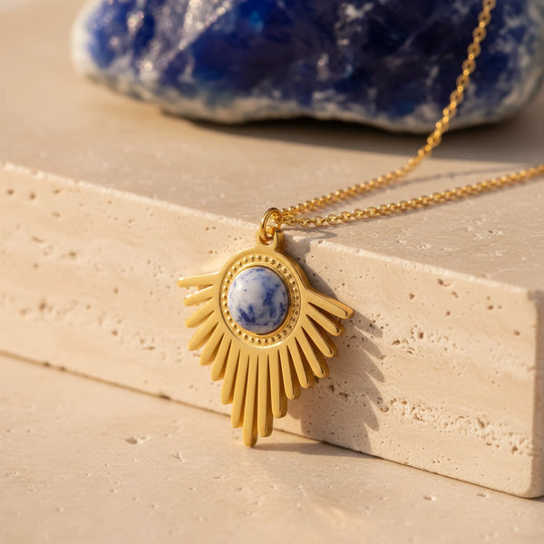 Collier pierre bleue sodalite sur pendentif soleil doré à rayons pour femme