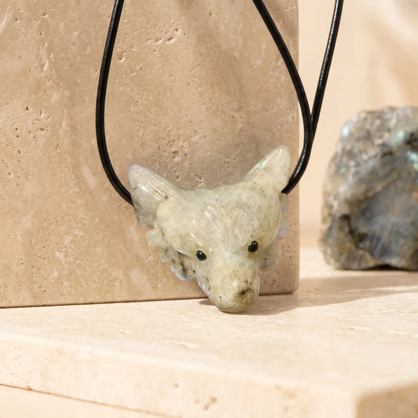 Pendentif tête de loup sculptée en labradorite, idée cadeau homme en pierre