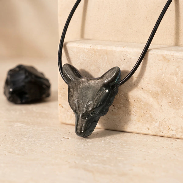 Pendentif tête de loup en obsidienne argentée, bijou de lithothérapie sculpté