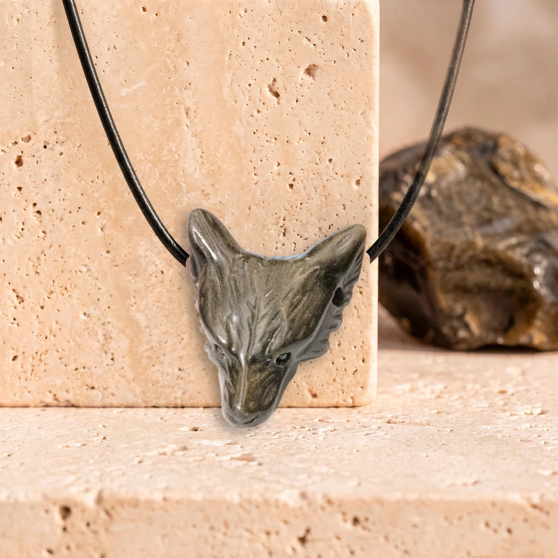Vidéo du pendentif loup en obsidienne dorée et de ses reflets