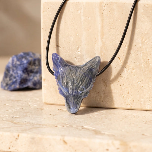 Pendentif loup sculpté en sodalite bleue, idée cadeau en pierre naturelle