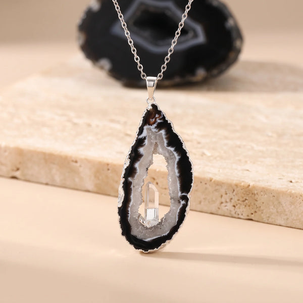 Pendentif tranche de géode naturelle et pointe de cristal de roche, idée cadeau