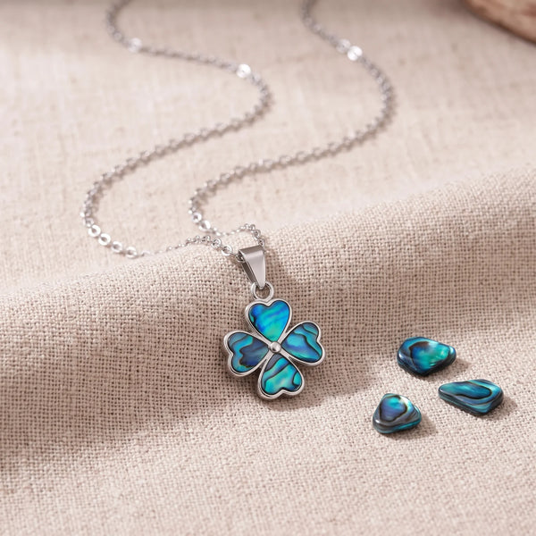 Pendentif trèfle à 4 feuilles en nacre d'ormeau bleue sur un lin naturel avec trois éclats de nacre
